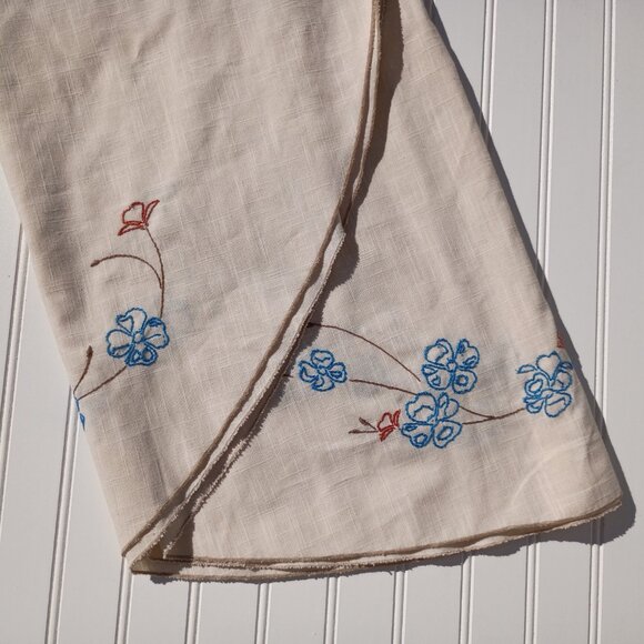 Vintage Embroidered Tablecloth Beige Linen Oblong Handcrafted Floral Needlepoint - Picture 10 of 10